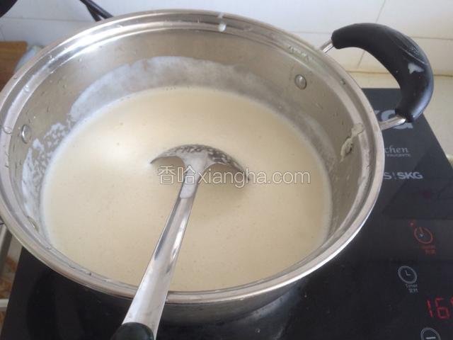 过滤好的豆浆、放入锅里煮开以后、大概冷却到80-90度的时候，把內脂用30毫升温水化开，到人豆浆里、搅拌均匀后，放在一个保温的环境里等待凝固大概需要20多分钟。