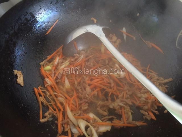 锅放入油烧热先把肉丝下锅翻炒，在加入生抽，葱，花椒粉，胡萝卜翻炒。
