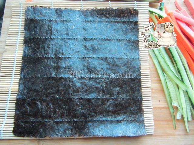 把紫菜平铺在卷帘上