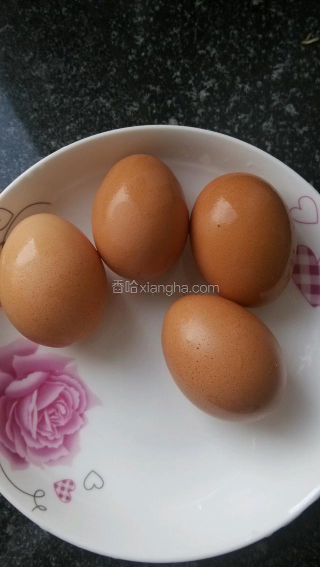 取几个鸡蛋洗净