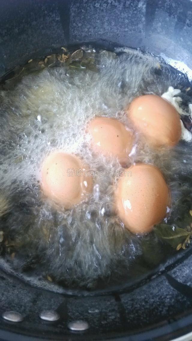 鸡蛋冷水放入把所有的调料全部加入，大火烧开，中火八分钟即可