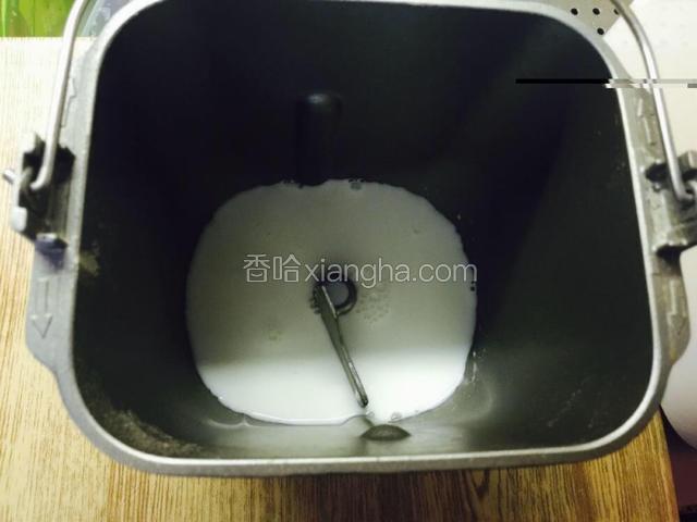 按顺序先倒入牛奶