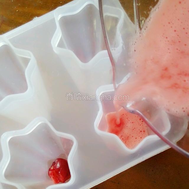 倒入西瓜汁