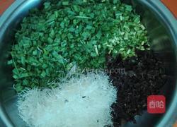 槐花韭菜鸡蛋包子的做法图解1