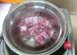 玉米萝卜排骨汤的做法图解2