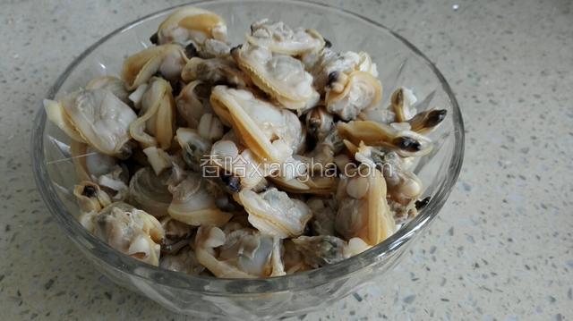 把蛤蜊肉用料酒腌制一下