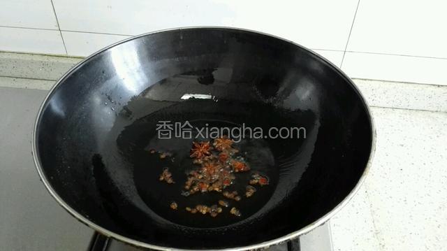 锅里倒上油，把花椒炸炸。