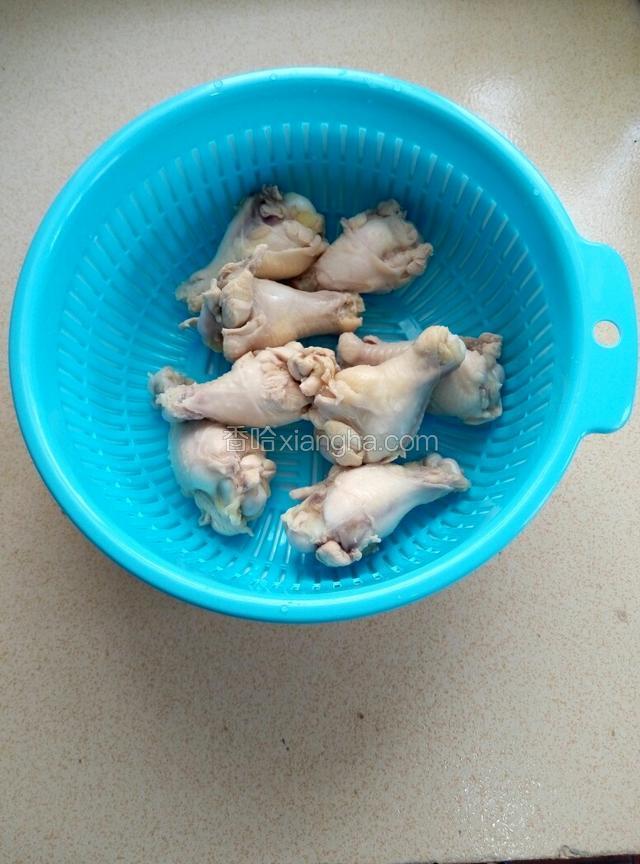 冲洗干净的小鸡腿控干水分，待用。