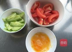 西红柿黄瓜鸡蛋汤的做法图解1
