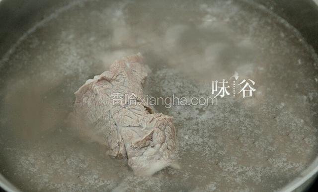 猪瘦肉整块洗干净放入滚水中氽烫去血水，后沥干备用。
