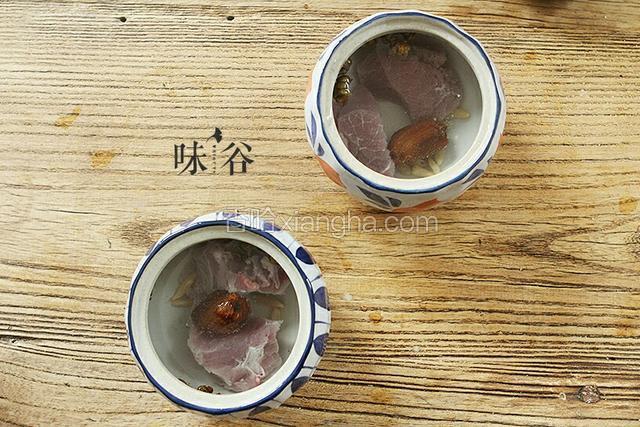 将猪肉斩块，连同石斛，麦冬和蜜枣一起放进炖盅，加入适量的水。
