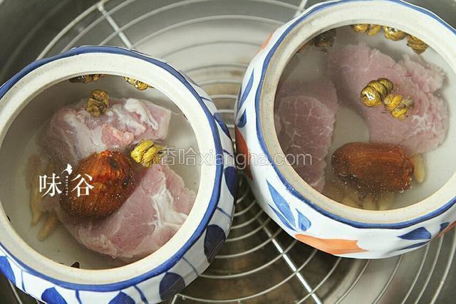 锅里放适量清水，把炖盅放进锅里隔水炖。大火烧开后，转小火慢炖1到2个小时即可。