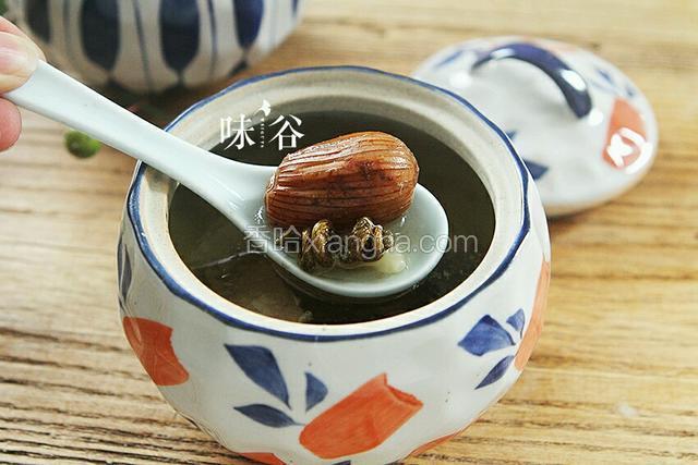 炖好的汤，加入适量的盐调味即可。