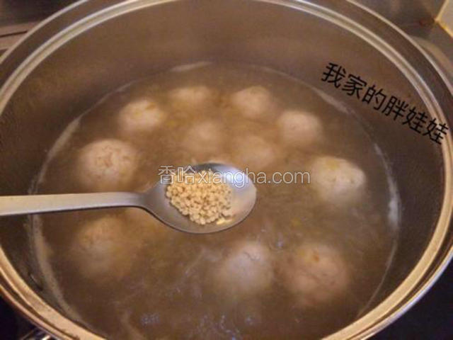 丸子开锅后，加入盐，鸡精煮几分钟