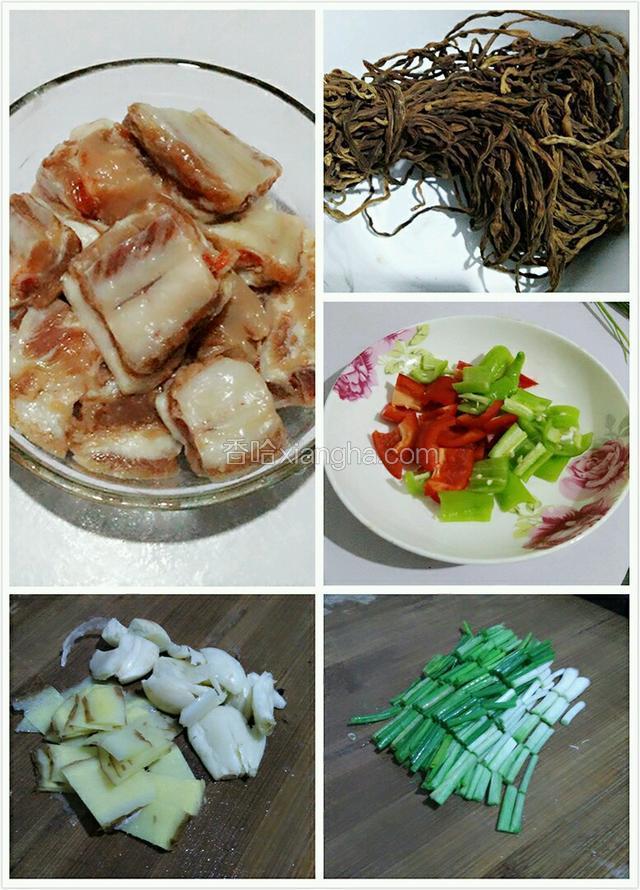 准备好食材，排骨洗净，生姜切片大蒜拍碎香葱切段。