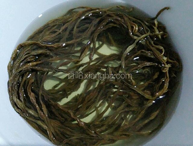 豆角用温水泡发一刻钟左右。