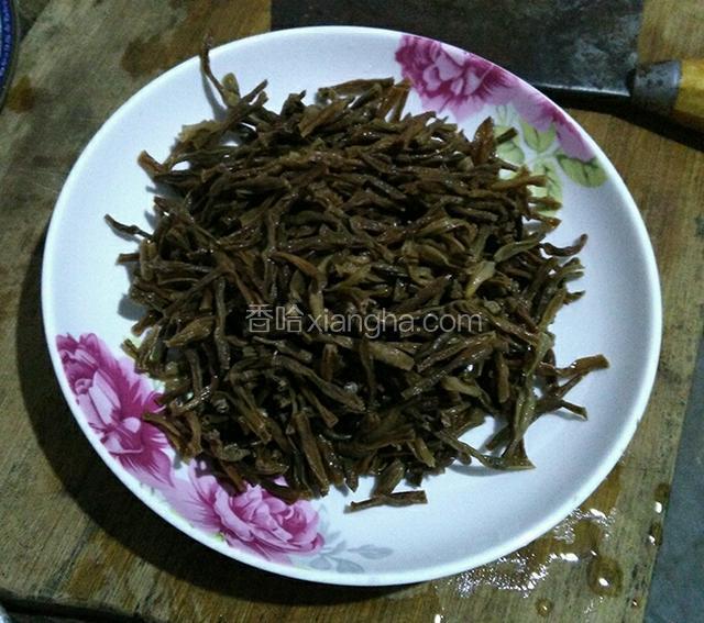 泡软后捞出切成三厘米左右的段。