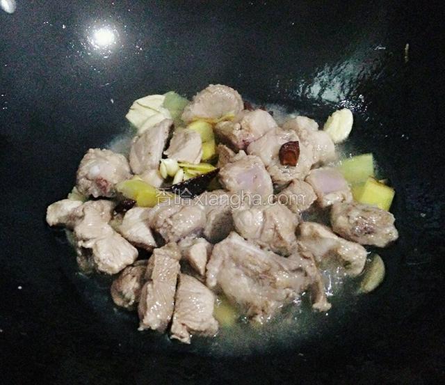 锅内热油倒入排骨翻炒一下然后放入八角桂皮生姜大蒜。