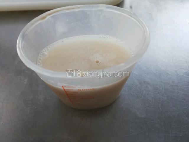 孝母粉用35℃温水混匀，静止5分钟