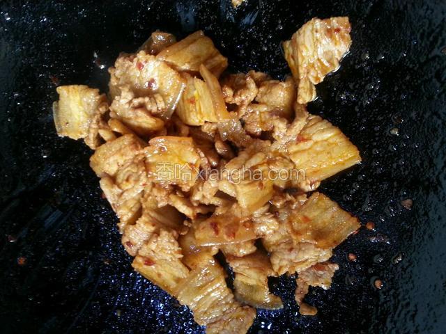 炒至肉冒油