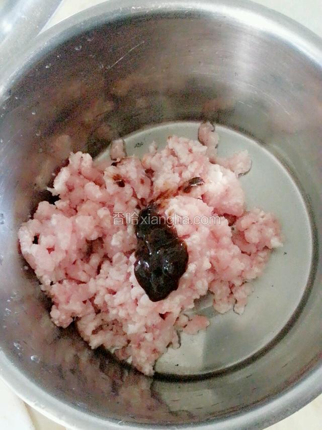 肉沫加大酱，料酒腌制。