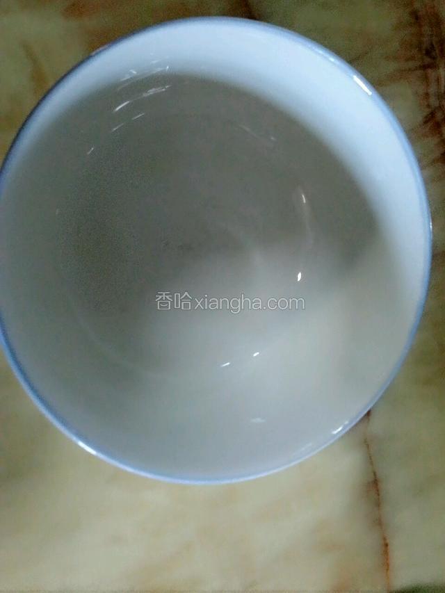 备蒸碗一个，碗内摸油。