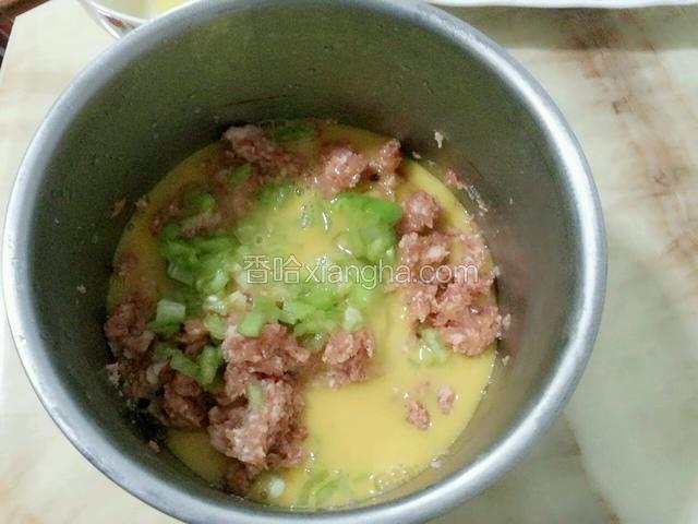 把鸡蛋，青辣椒和肉沫搅拌并加入适量水。
