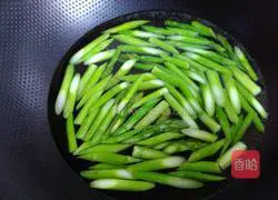 Illustration of how to make stir-fried asparagus shredded pork 3