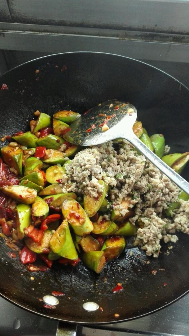 加入煸炒好的肉末