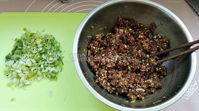 然后用少许葱和姜未，加入香油，酱油，料酒，盐，胡椒粉拌匀牛肉馅，在把剩下大葱碎加入拌匀备用