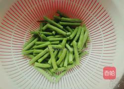 豆角炒肉片的做法图解1