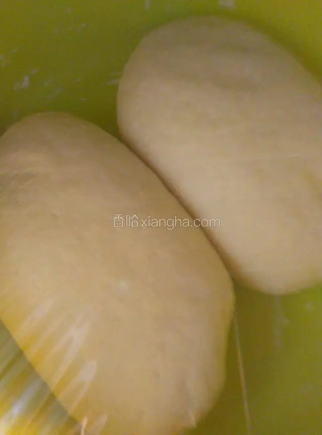 出去豆沙…所有材料放一起温水活面发酵…一个半小时就发好