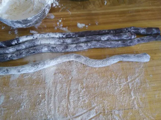 提前把豆沙搓成条