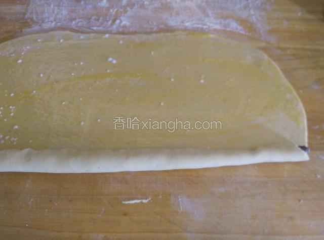 从一头卷起…面皮上摸点油…这样有层