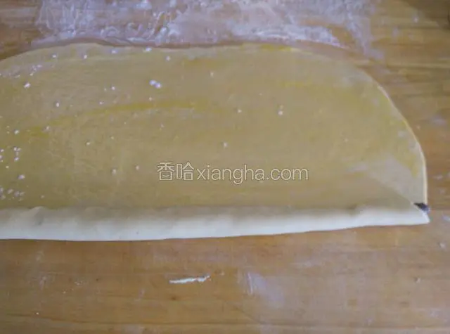 从一头卷起…面皮上摸点油…这样有层