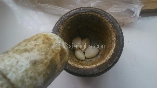 用蒜窝放盐把蒜砸碎