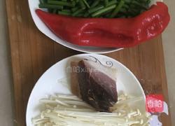 蒜苔金针菇炒肉的做法图解1