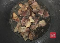 蒜苔金针菇炒肉的做法图解2