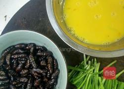 蚕蛹炒韭菜的做法图解3