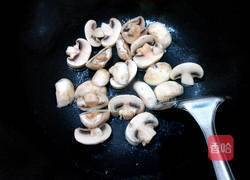 蚝汁口蘑荷兰豆的做法图解7