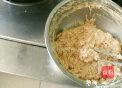 炸猪肉丸子的做法图解3