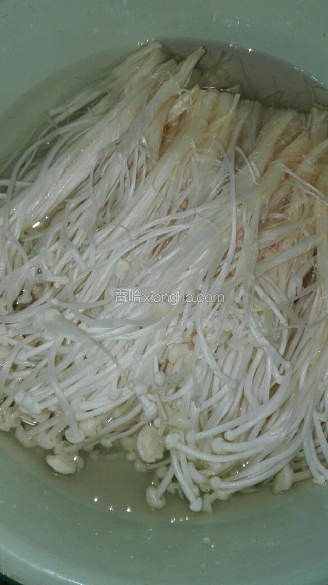 金针菇洗净，拆散分成小缕，控干水份