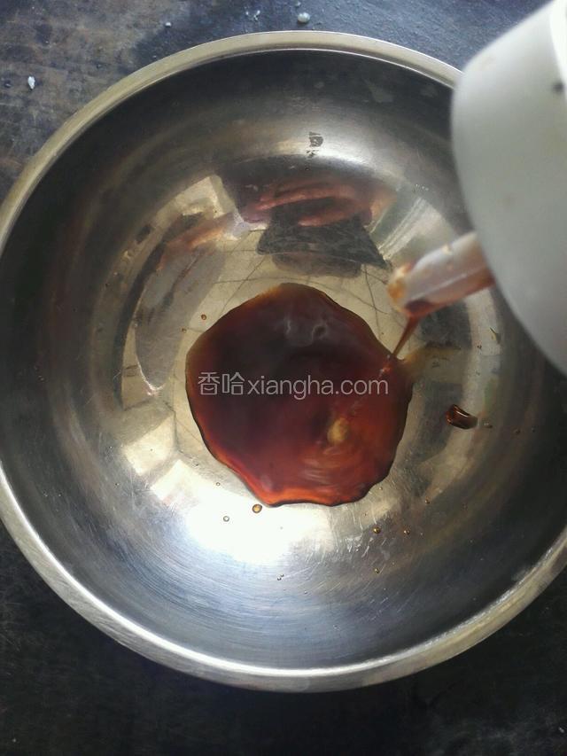 拿一个小碗进行调汁，先放入生抽约2勺