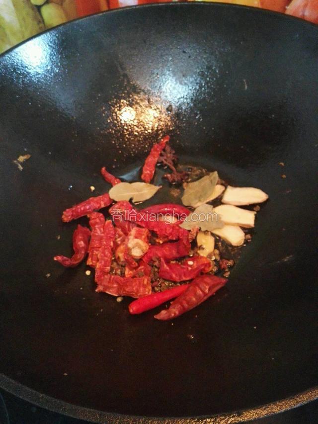把油锅内大部分油倒入油碗，留少量油继续煸炒调料
