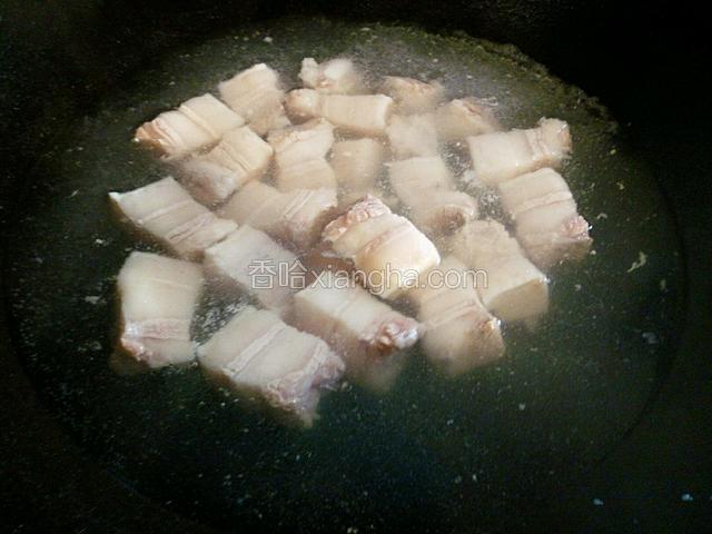 锅中加水烧开，倒入五花肉大火再次煮开关火。