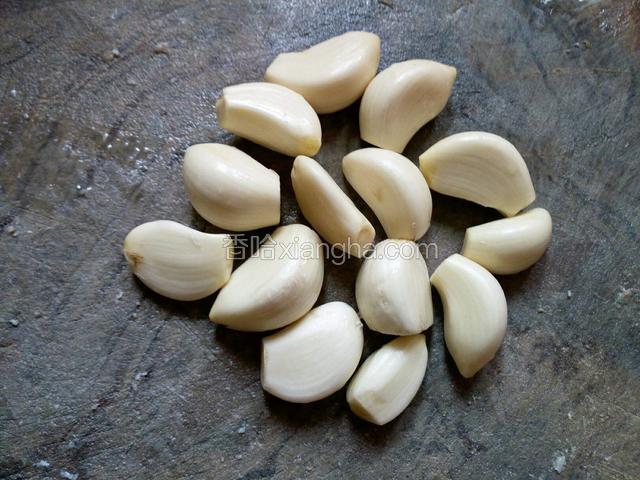 大蒜剥出来，多少随自己口味，但不能太少。