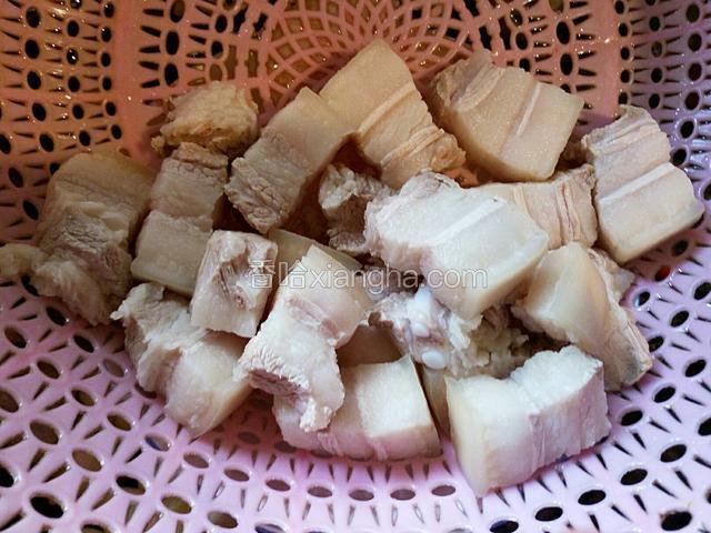 捞出冲洗干净沥水备用。