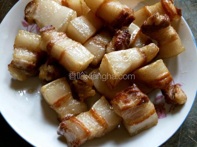 至表面金黄捞出备用。