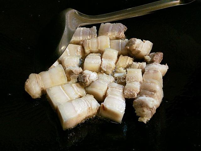 锅中留少许底油，下五花肉大火翻炒。