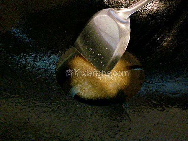 锅中留底油，倒入三大勺白糖，小火炒糖色。
